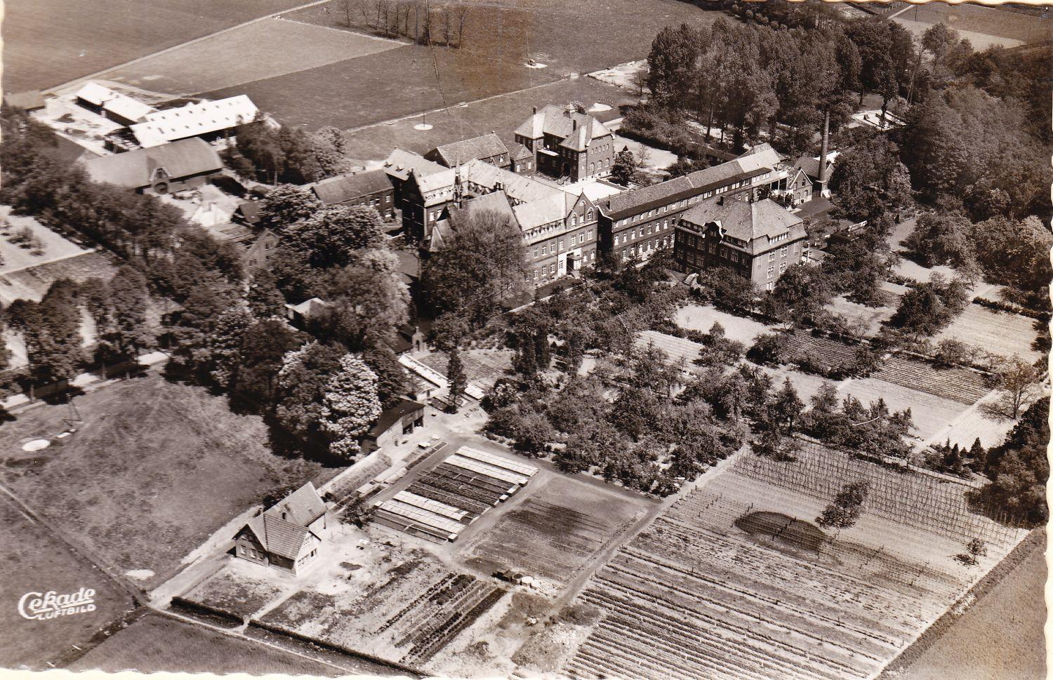 Schwarz-Weiß-Luftaufnahme Haus Hall - Heim für Kinder mit Behinderung.