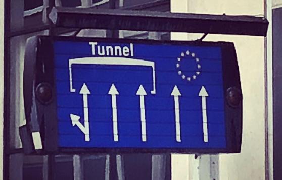 Straßenschild in einem Fährhafen mit Spuren für EU-Bürger und Nicht-EU-Bürgern.