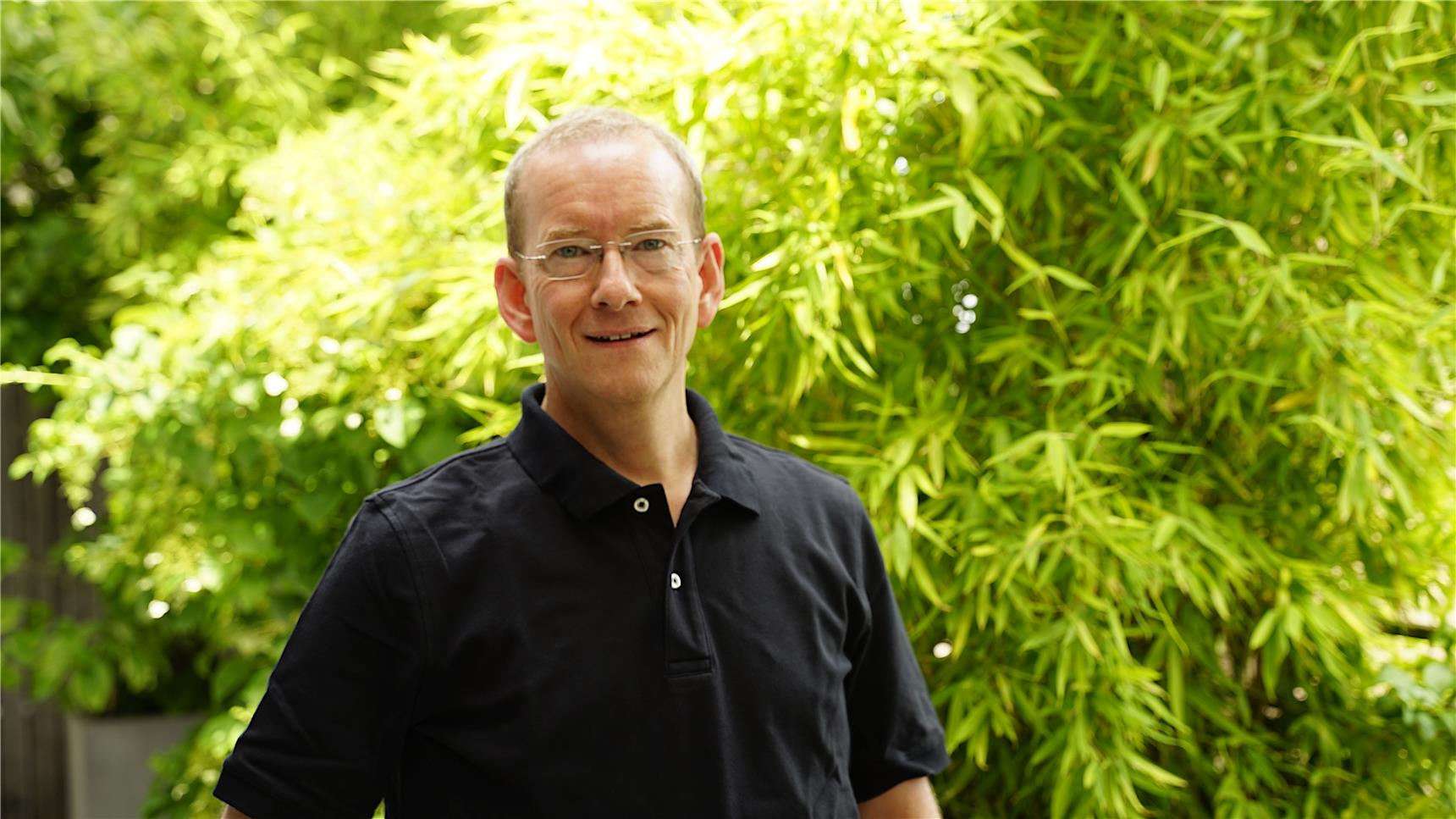 Portrait eines Mannes mit Brille