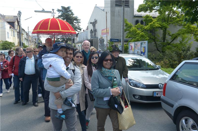 Philippinische Familie mit Gemeinde