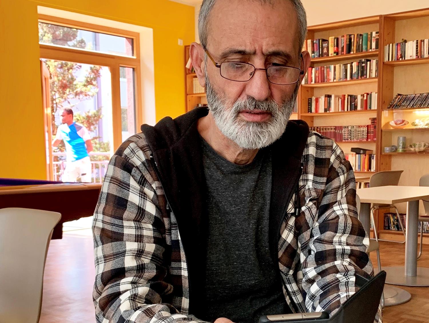 Mann schaut auf sein Smartphone