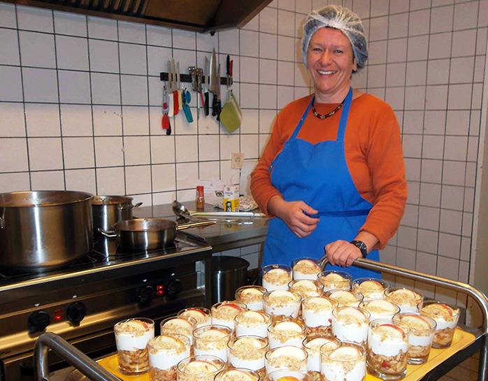 Köchin mit Nachtisch