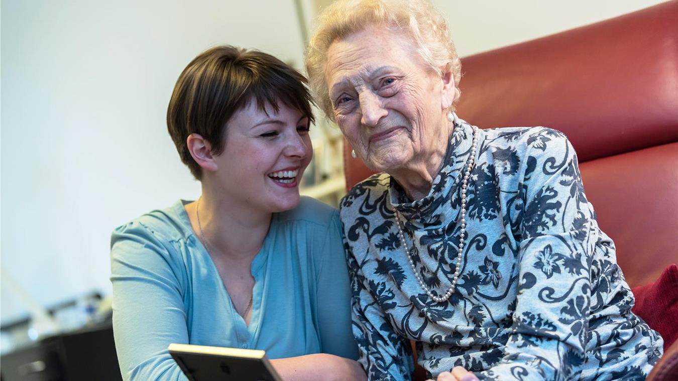 Junge Frau mit älterer Dame