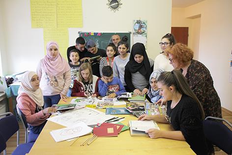 Jugendliche entdecken die Freude am Anderssein und machen ein Buch