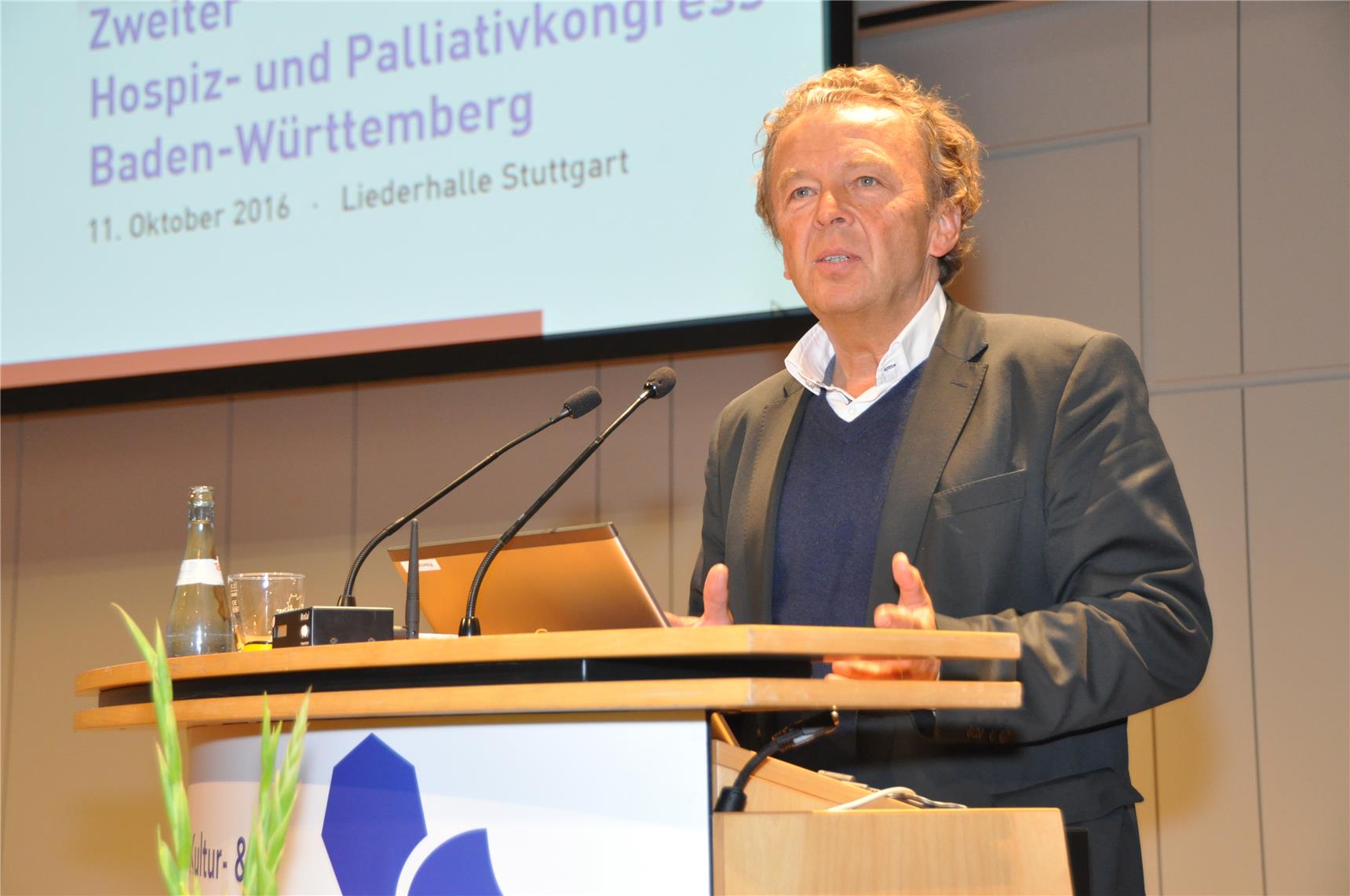 Andreas Heller spricht zum Publikum