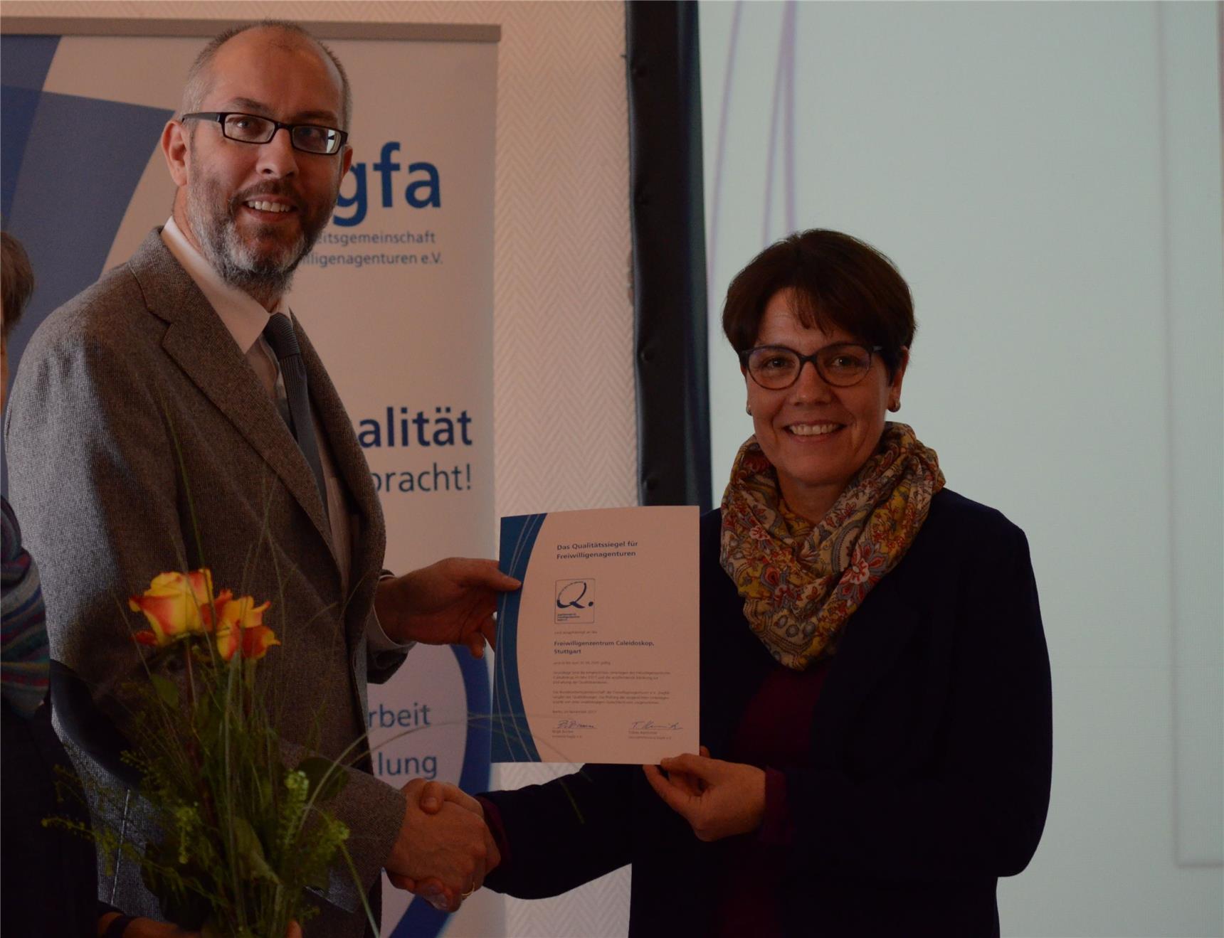 Dr. Christoph Steegmans überreicht das Qualitätssiegel Ursula Claß.