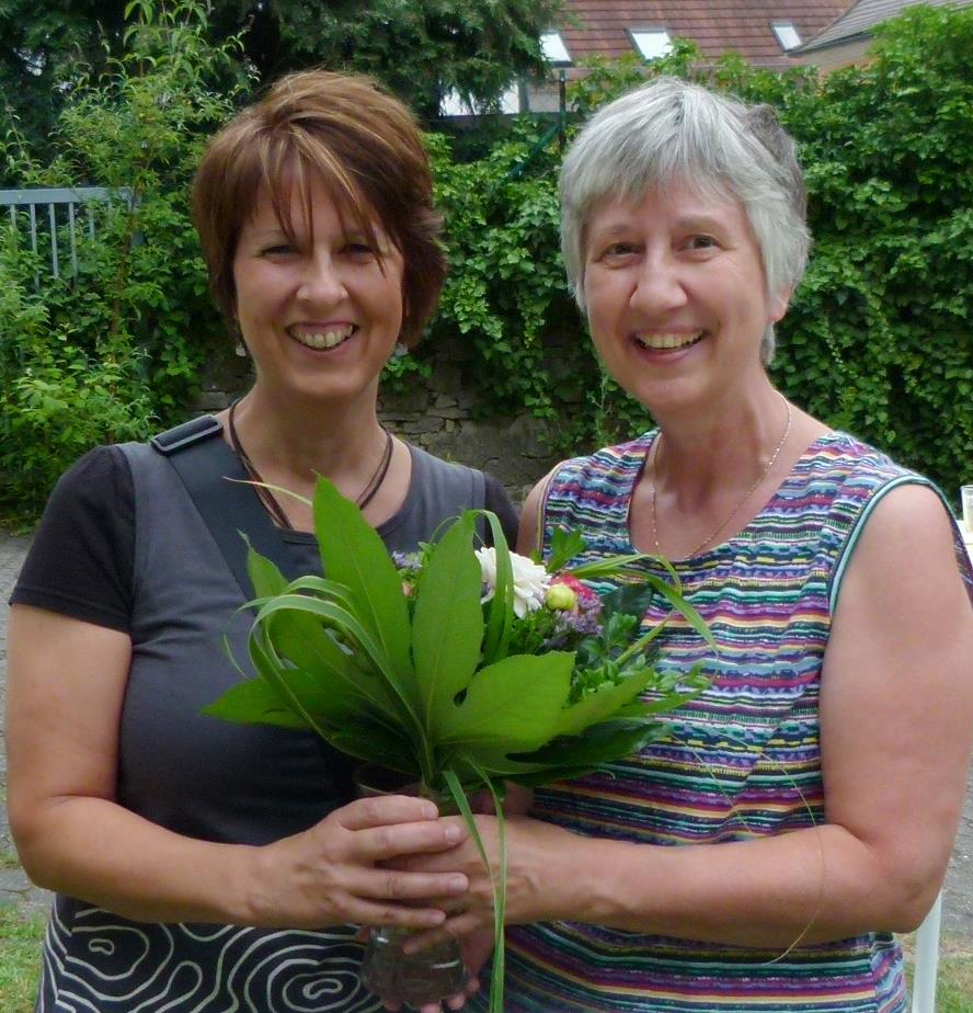 zwei Frauen mit Blumenstrauß