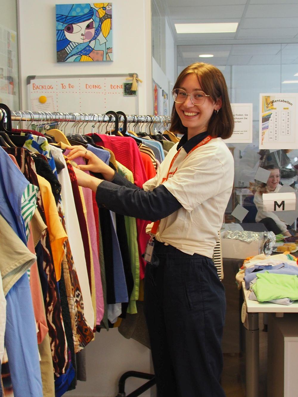 Frau beim Charity-Outlet