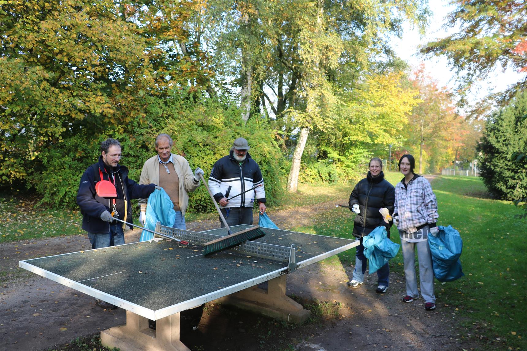 Wohnungslose Menschen sammeln Abfall ein.