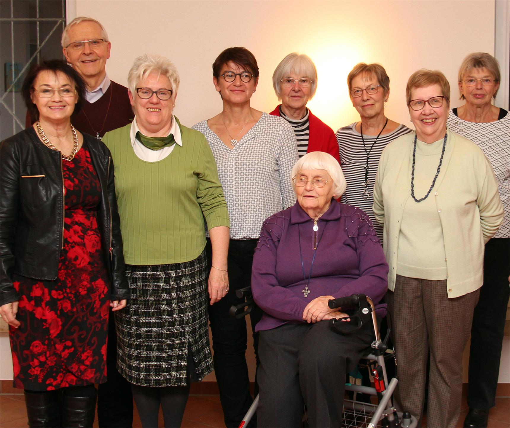 neun ehrenamtlich tätige Männer und Frauen