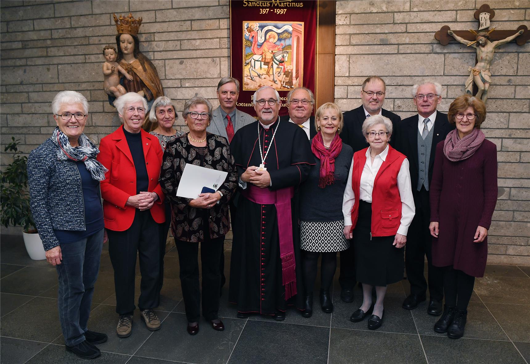 Gruppenbild von Ehrenamtlichen mit Bischof Dr. Gebhard Fürst
