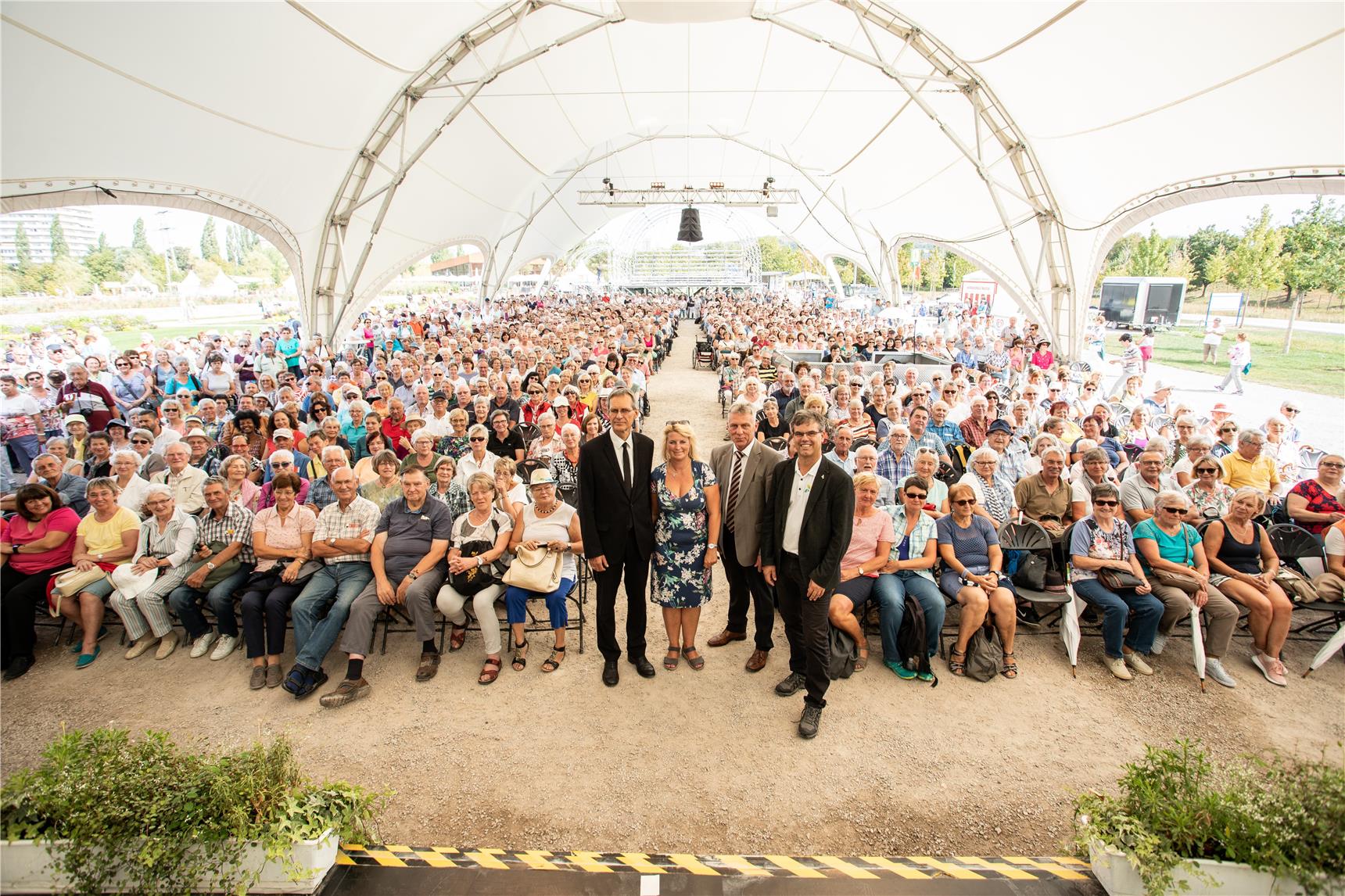 Menschenmenge in Zelt