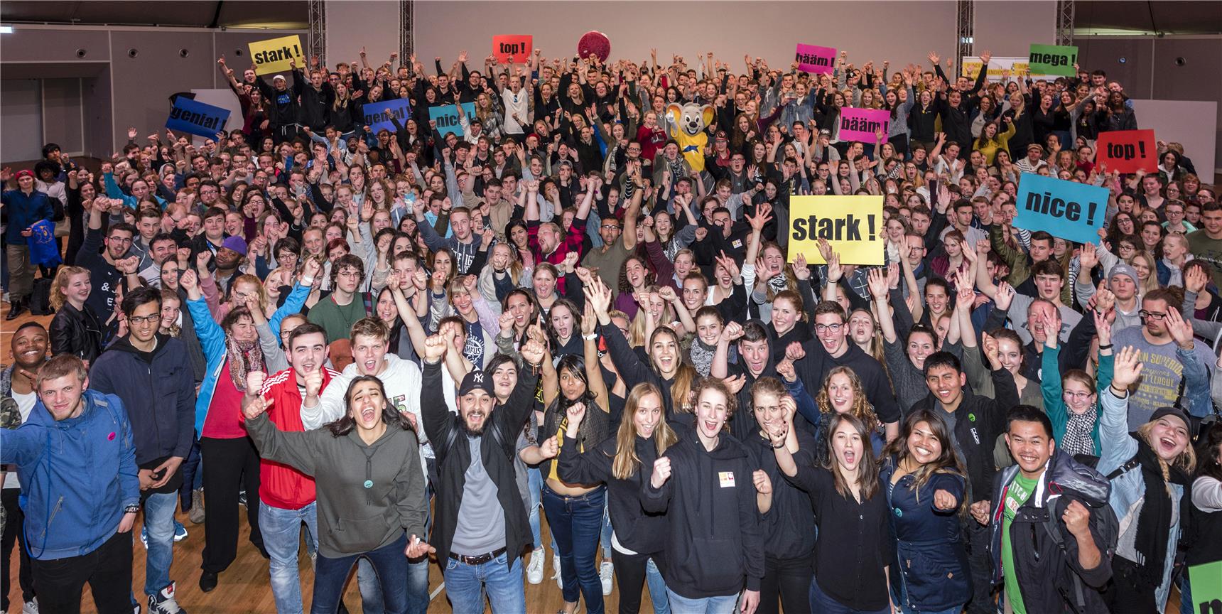 700 jubelnde Freiwillige im Europa-Park