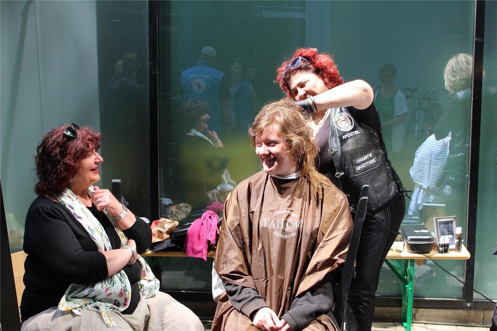 Haarschneideaktion der Barber Angels Brotherhoff
