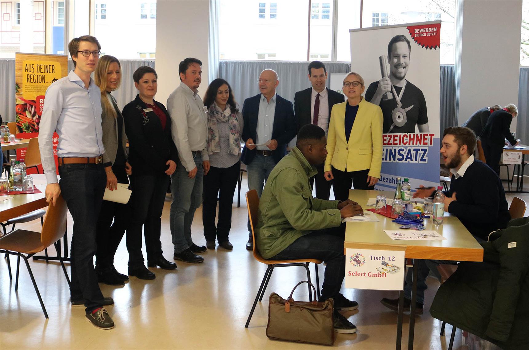 Personen beim Job-Speed-Dating