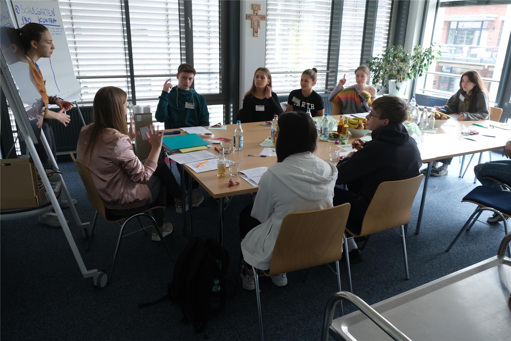Kinderbeirat sitzt um einen Tisch