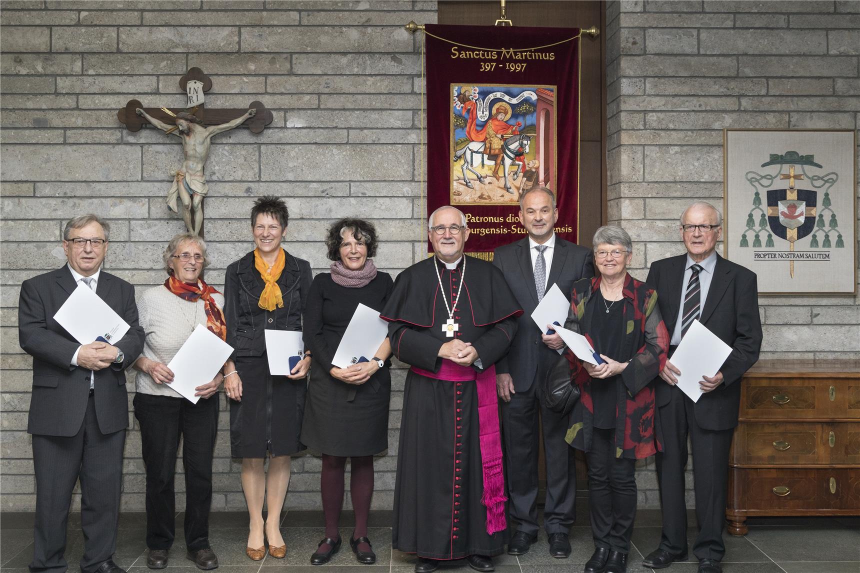 Männer und Frauen mit Bischof Fürst