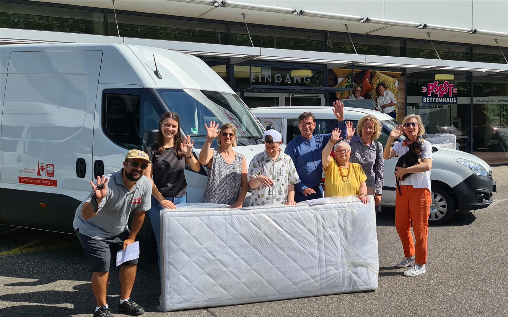 Acht winkende Personen mit Matratze