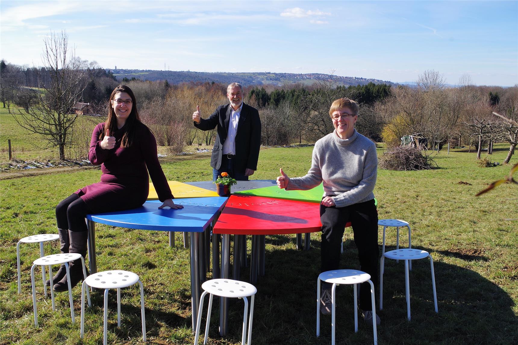 Martina Wendt, Kurt Hilsenbeck und Nathalie Schönfeld am runden Tisch