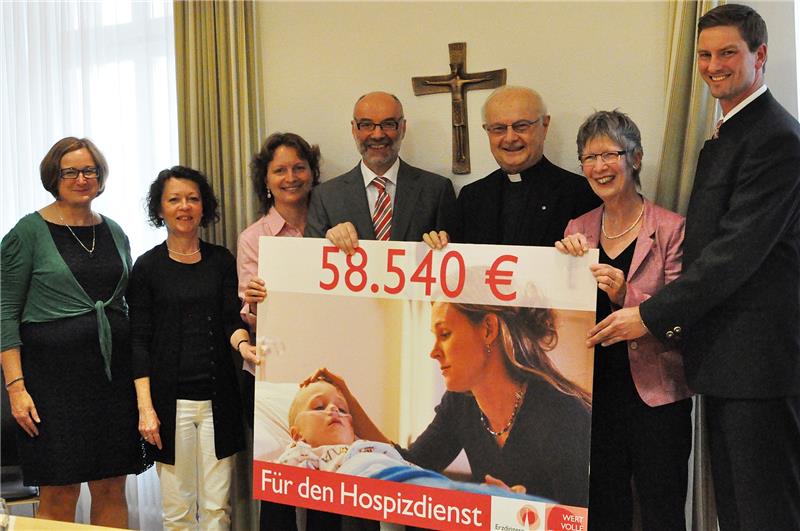 Scheckübergabe an Hospizdienste