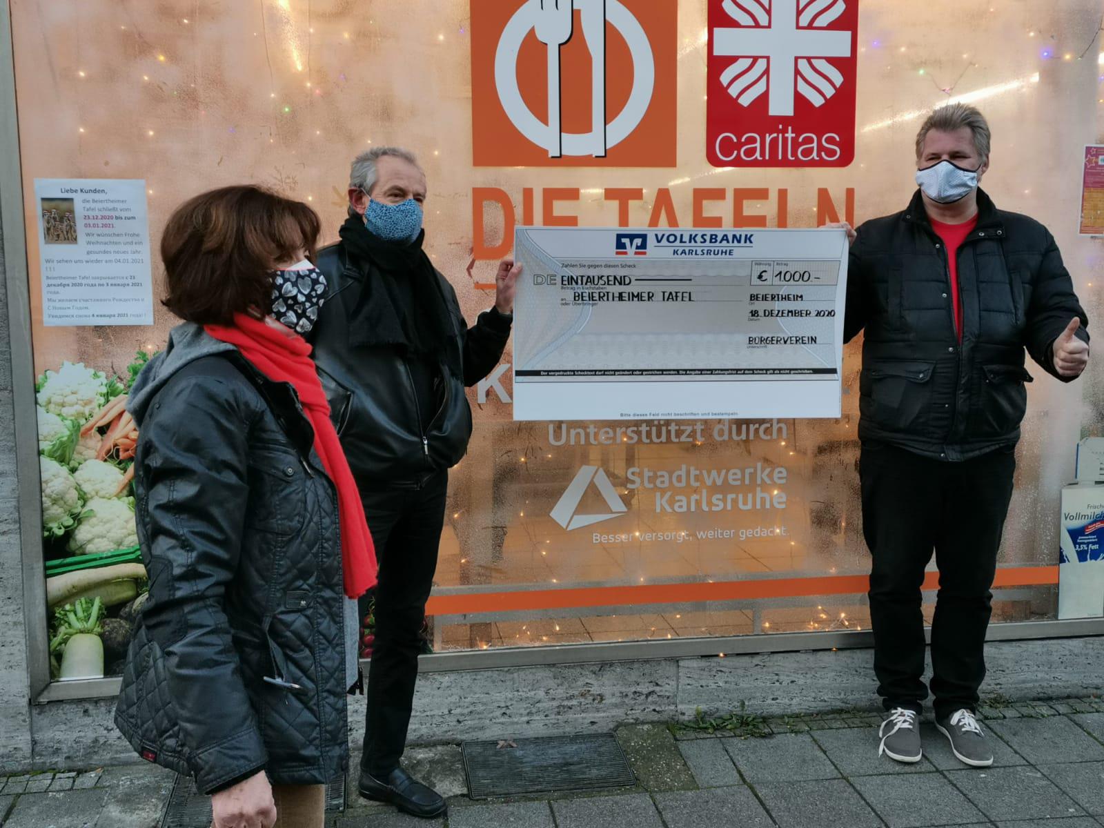 Zwei Männer und eine Frau mit Scheck