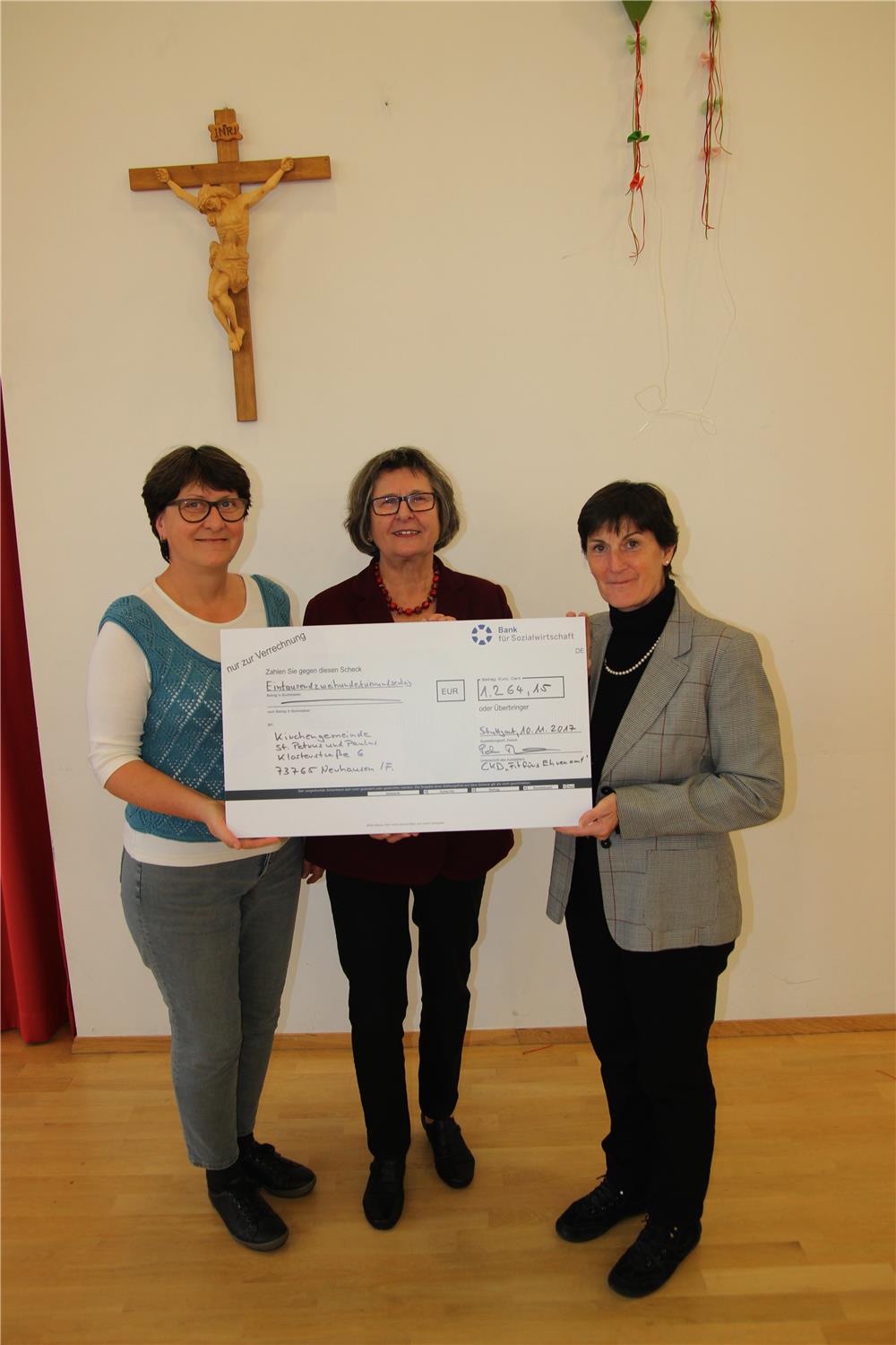 Susanne Weber, Hildegard Hehn und Petra Raditsch bei Scheckübergabe