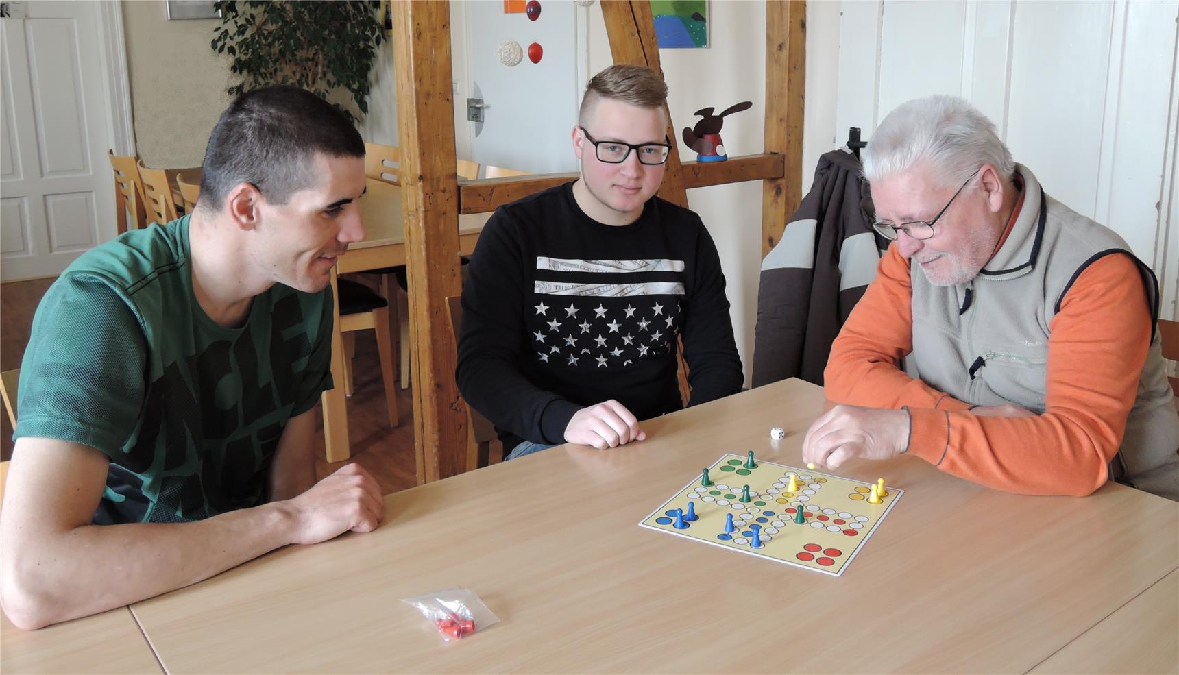 Drei Männer spielen 