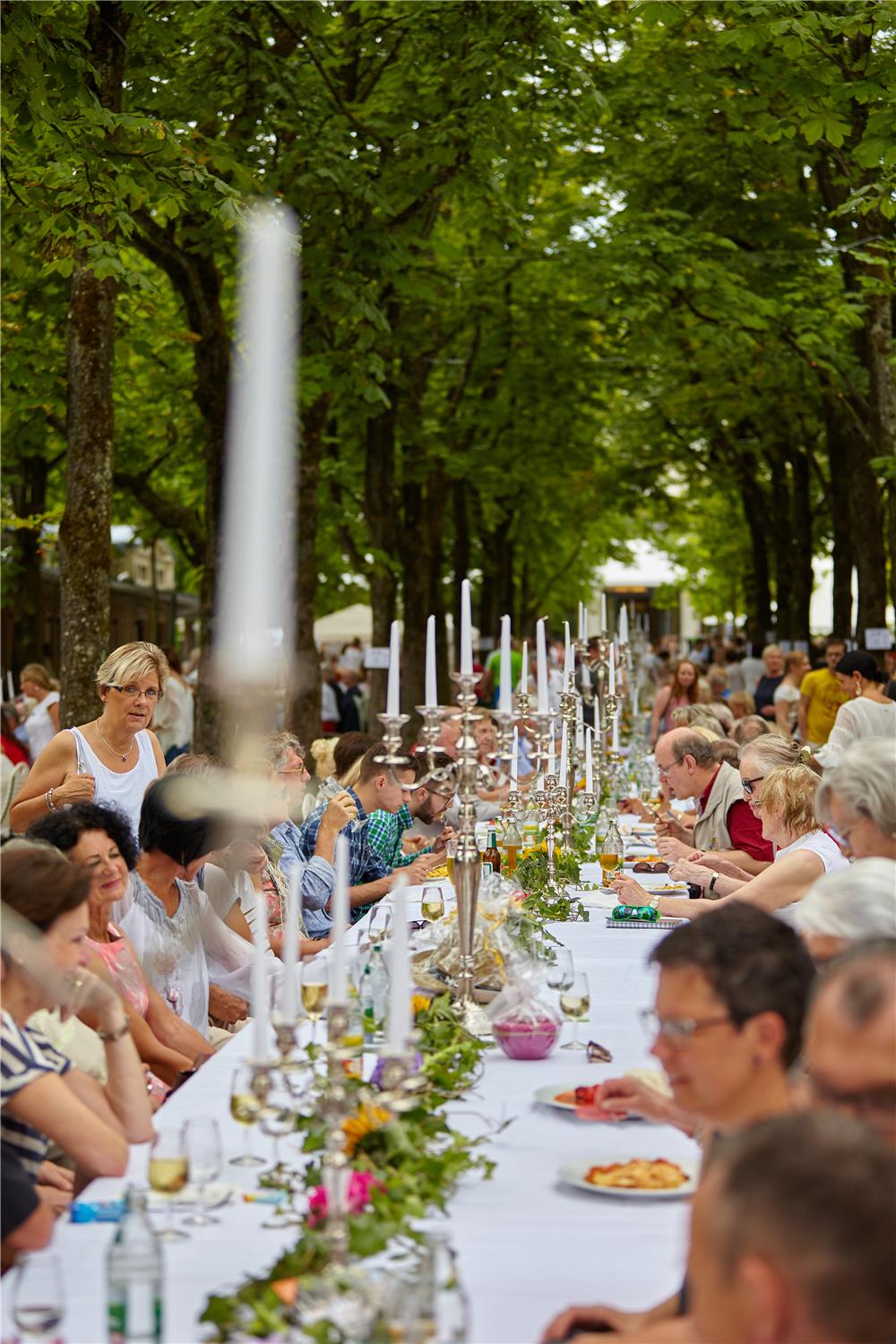 lange Festtafel mit Besuchern