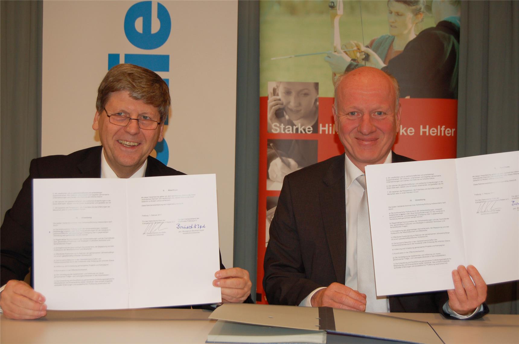 Bernhard Appel und Urs Keller präsentieren die Charta Oecumenica Socialis.