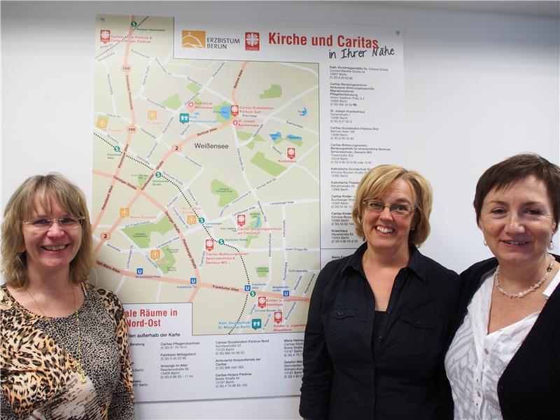 Die Beraterinnen vom Caritas-Beratungszentrum Am Fennpfuhl stehen vor der gemeinsam mit der Katholischen Kirchengemeinde Corpus Christi erstellten Karte.