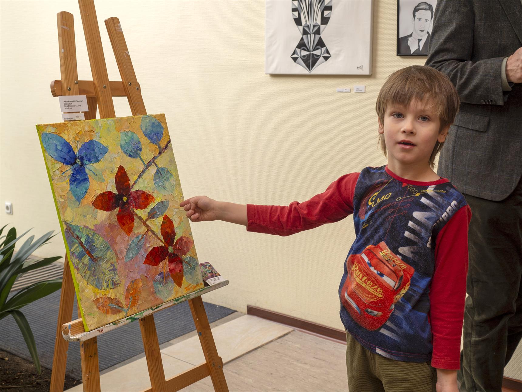 Ein Kind zeigt auf sein Lieblingsbild