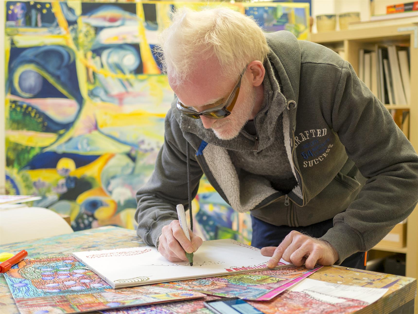 Haci Sami Yaman beim Zeichnen 