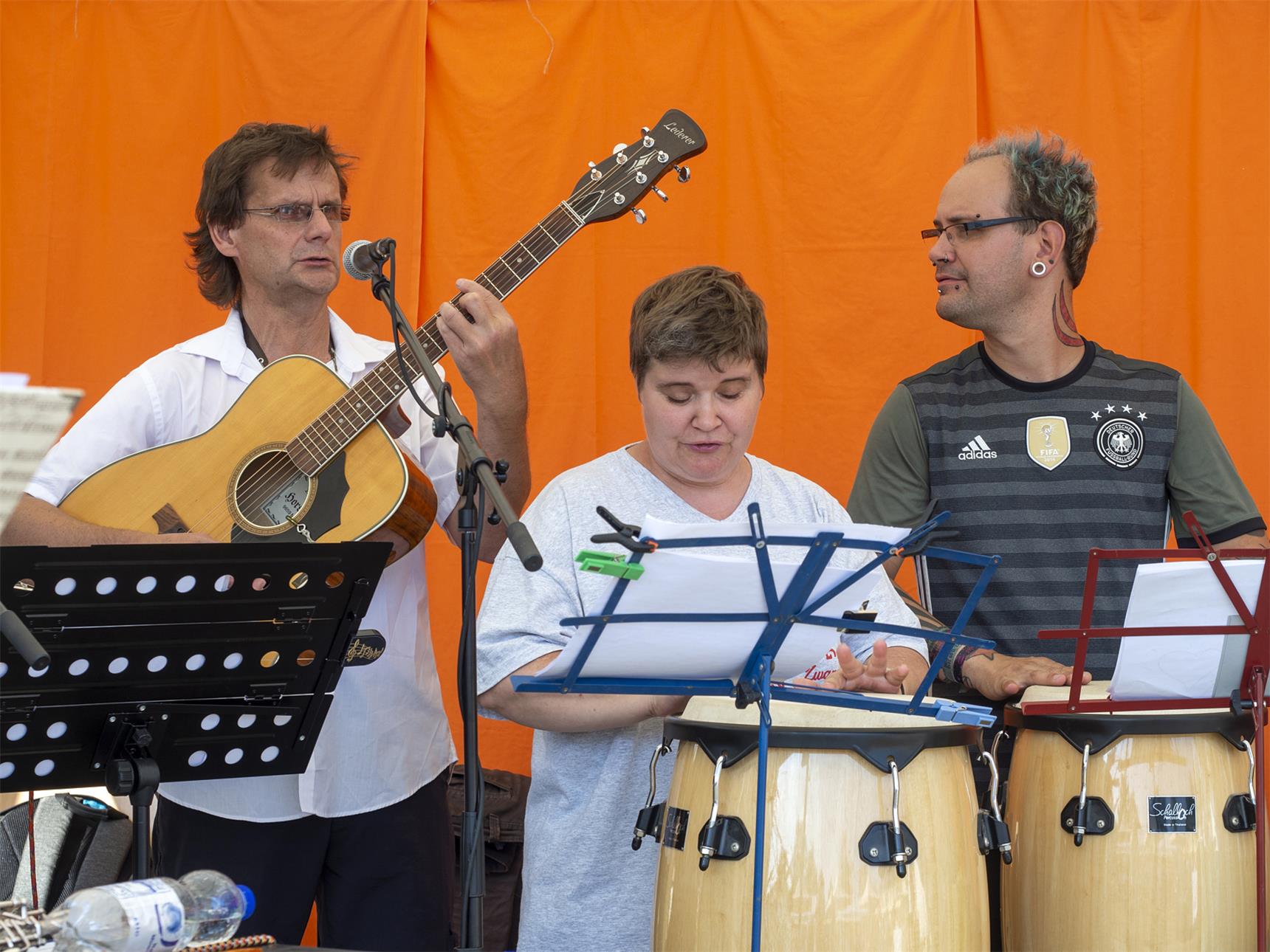 Drei Musiker auf der Bühne