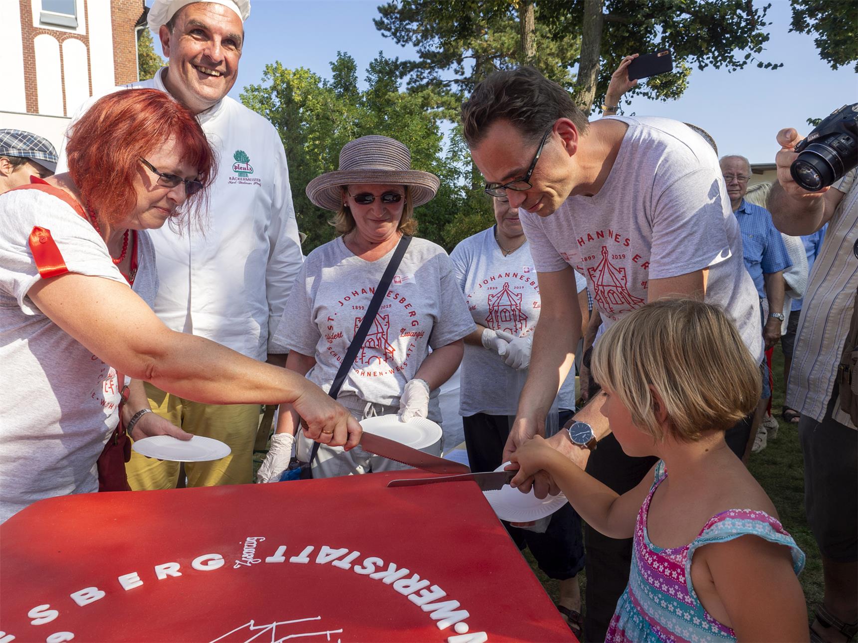 Die üppige Jubiäumstorte wird angeschnitten