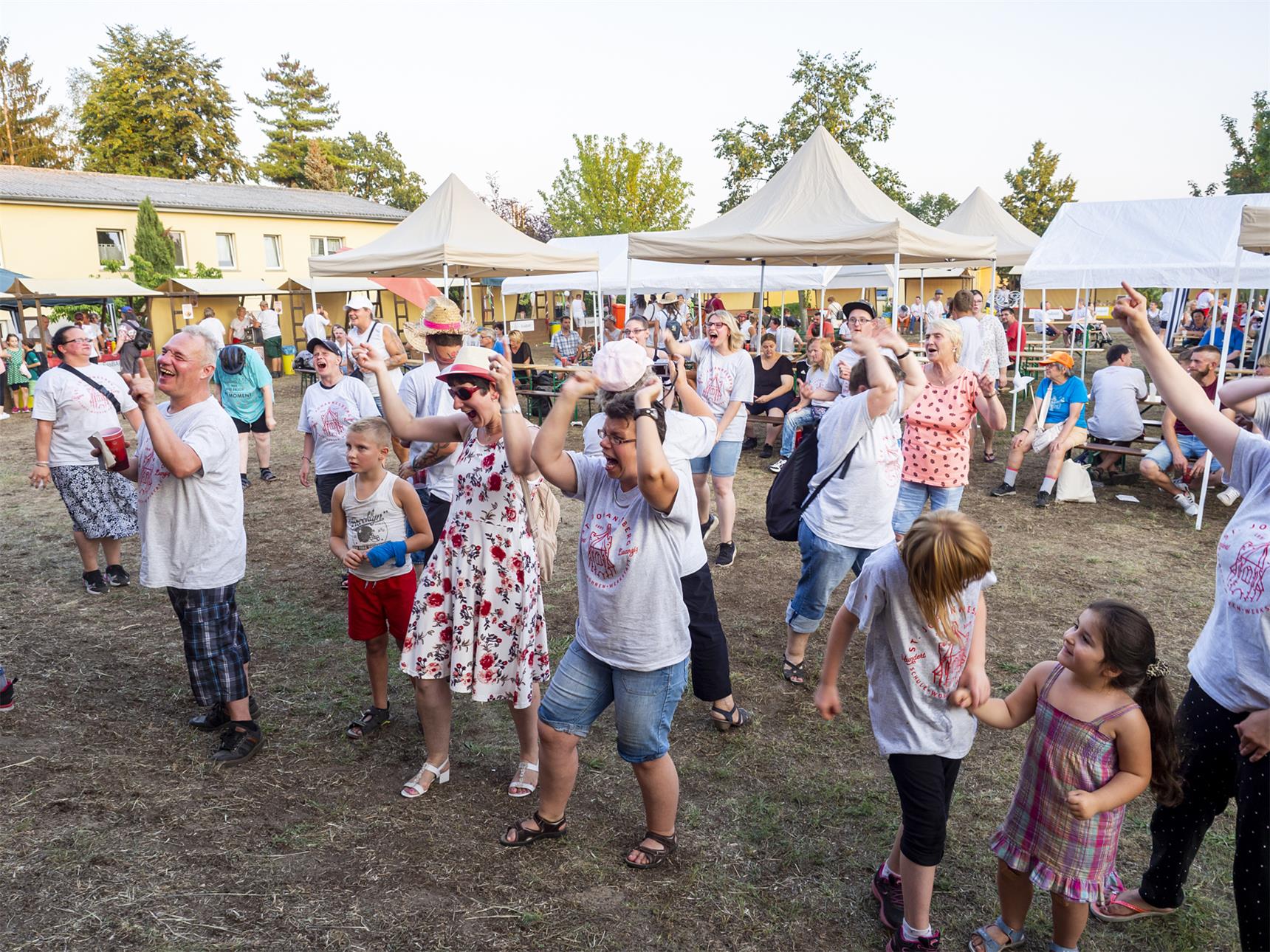 Gäste der Jubiläumsfeier tanzen vor der Bühne