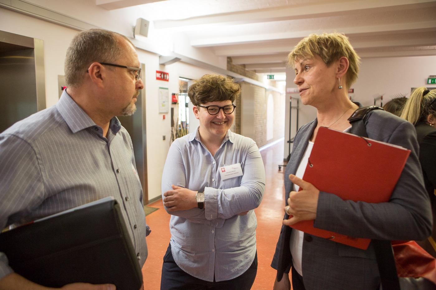 Ein Gruppenbild mit Hannelore Berdich und Berlins Sozialsenatorin, Elke Breitenbach