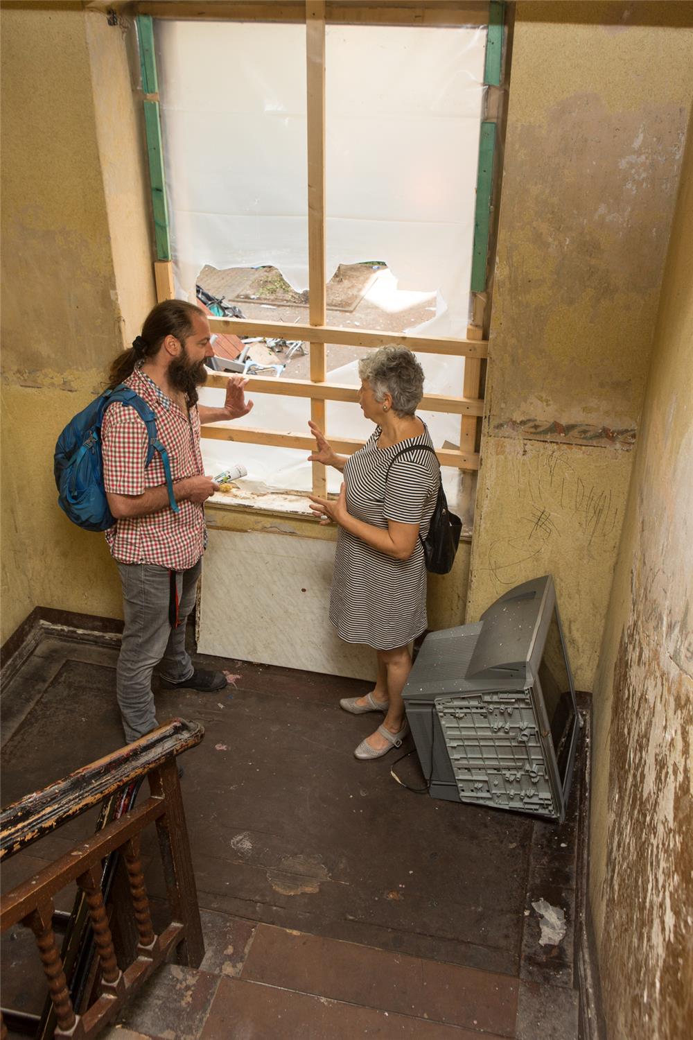 Zwei Mitarbeiter von Mobi Berlin im Treppenhaus