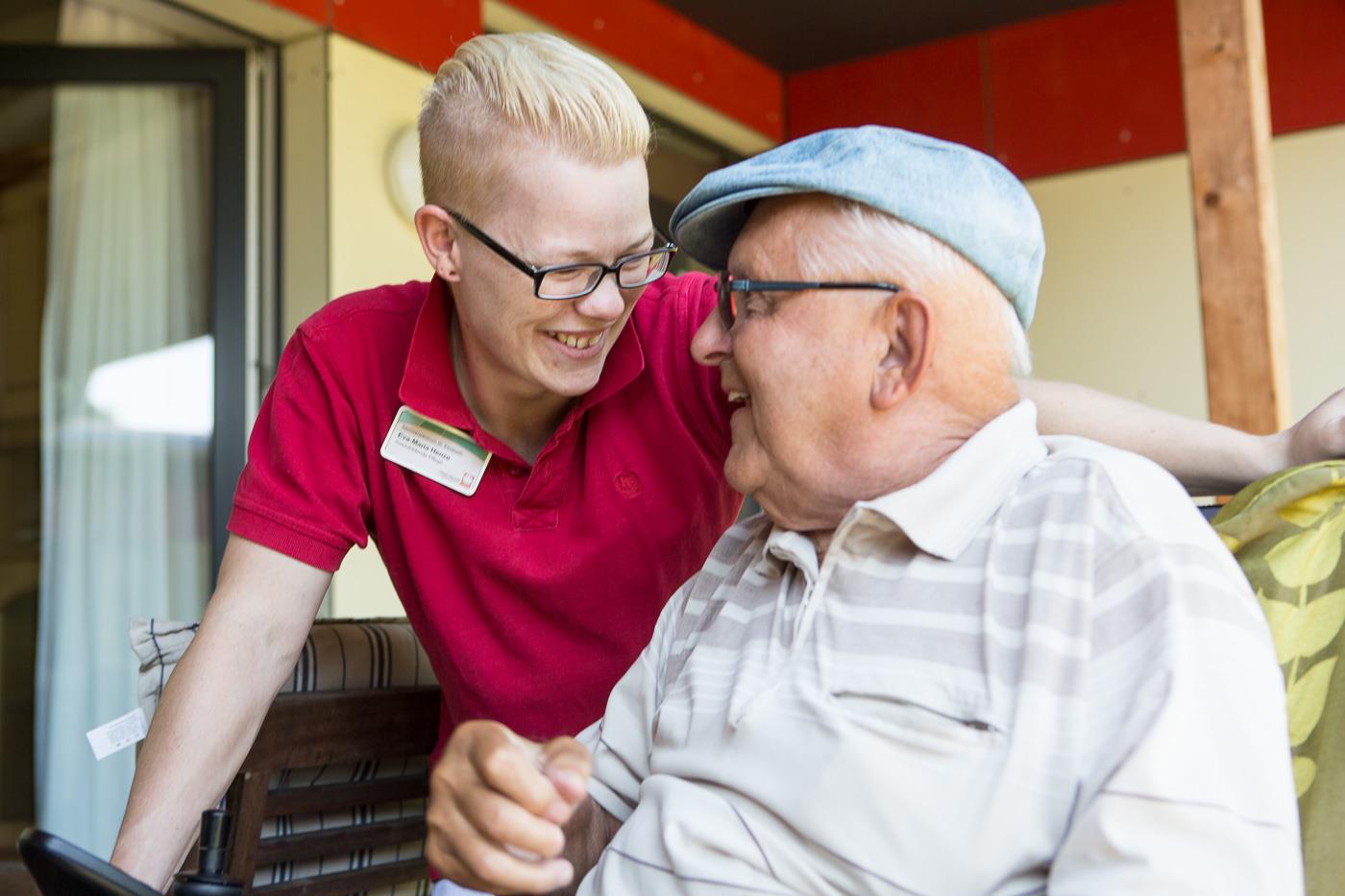 Eva-Maria Henze mit Bewohner Günther Krüger im Caritas-Seniorenzentrum St. Elisabeth in Velten