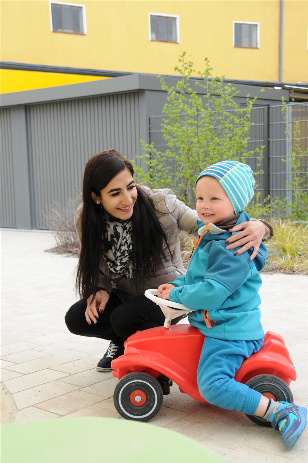 Afghanische FSJlerin und Kind aus Krippe