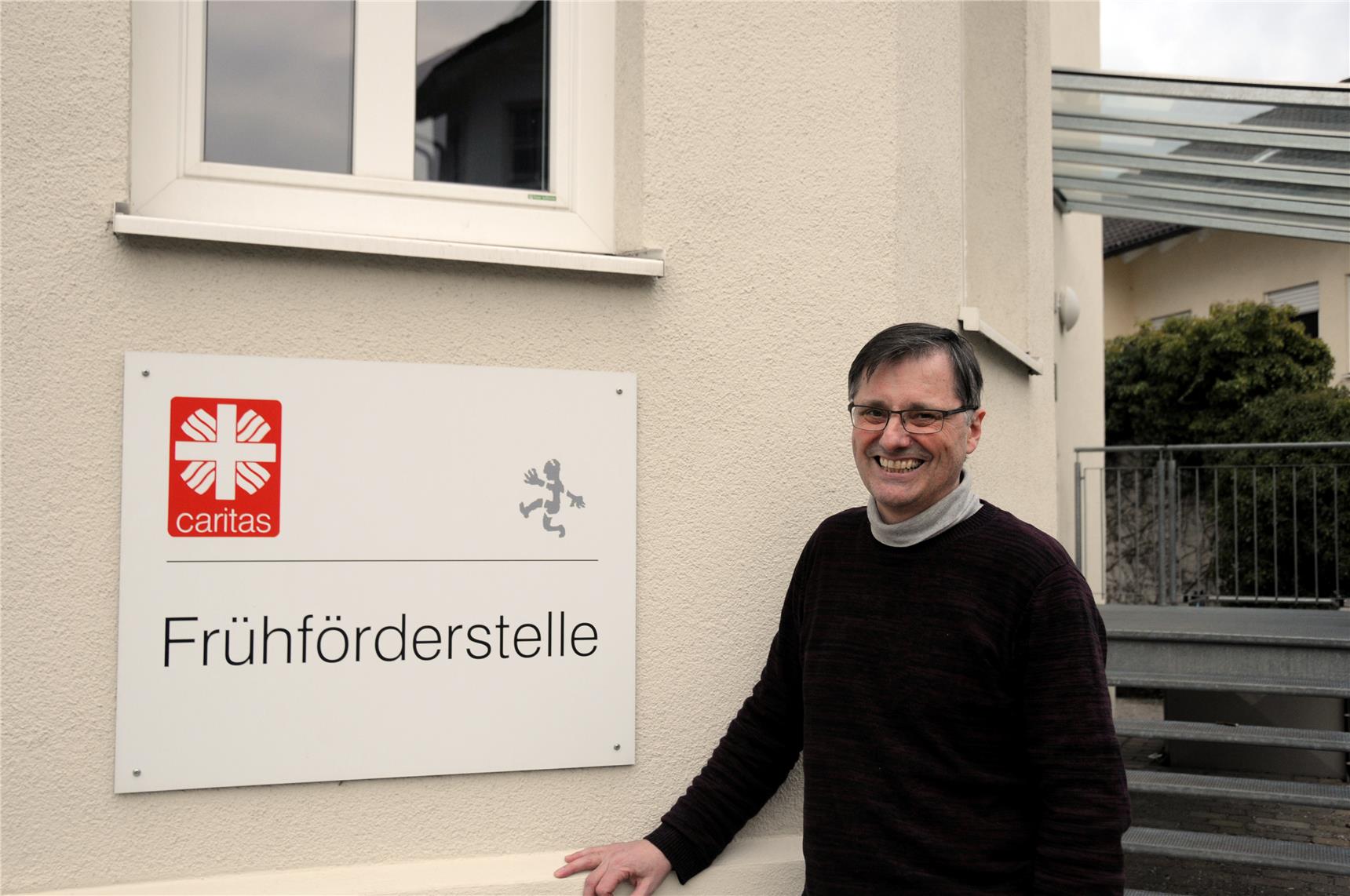 Bereichsleiter vor Schild Frühförderstelle