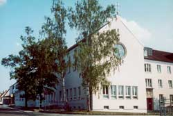 Gebäude mit Birken davor