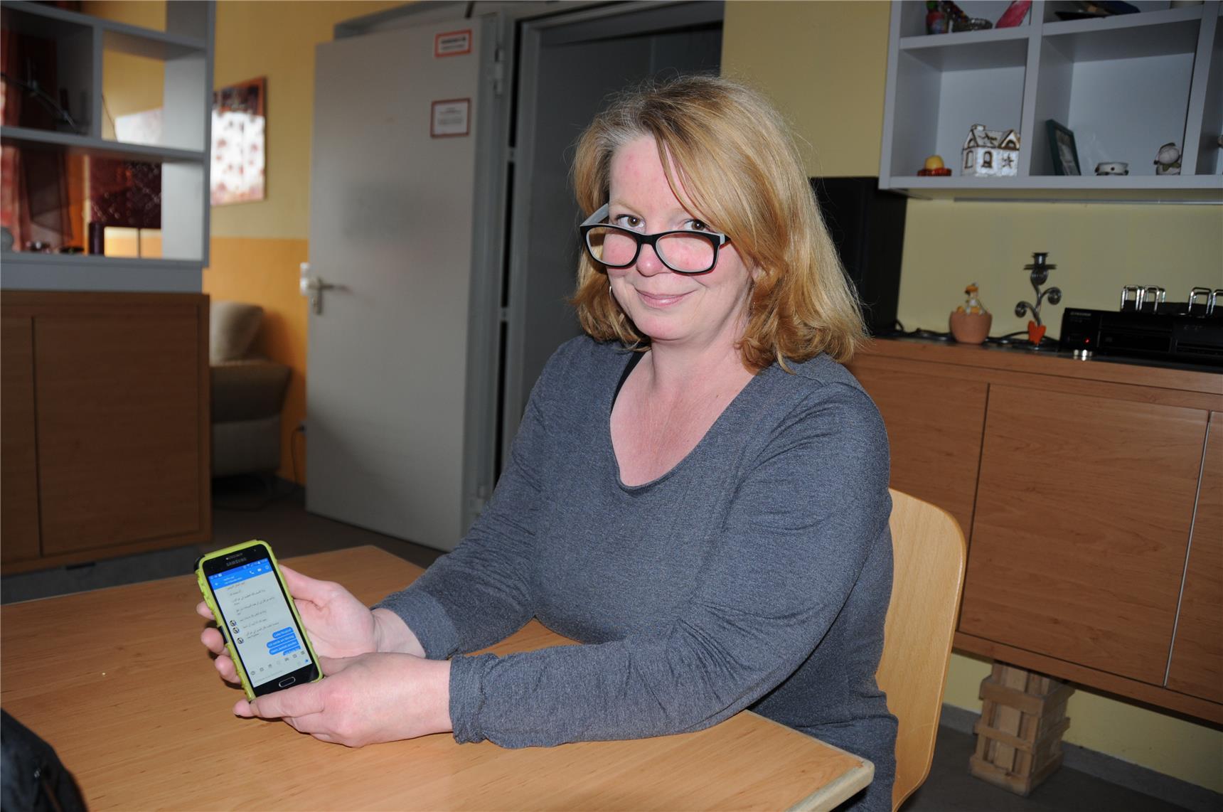 Caroline Klapper mit Smartphone