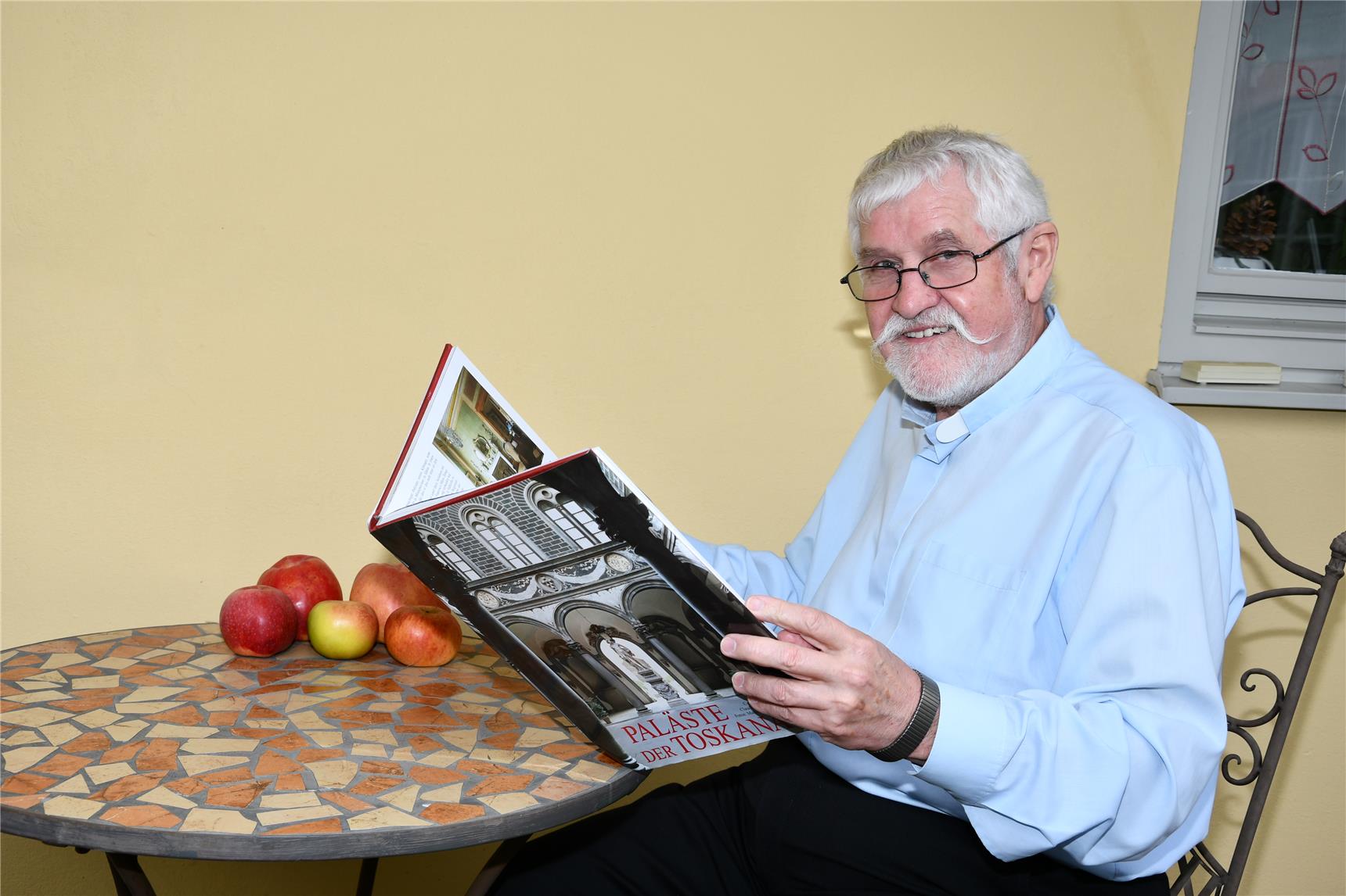 Domkapitular Franz Mattes mit Buch in der Hand