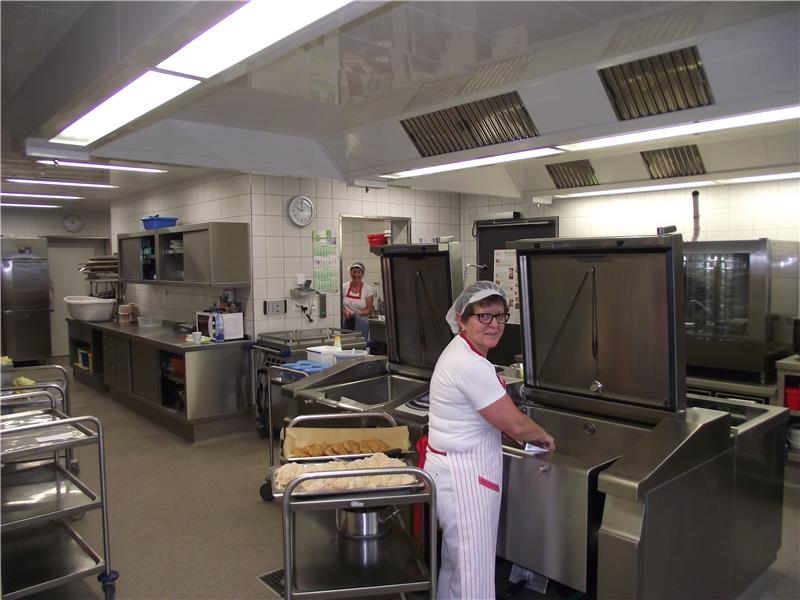 Frau arbeitet in Küche