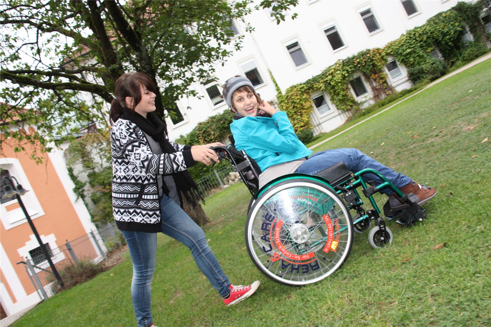 Frau schiebt Kind im Rollstuhl