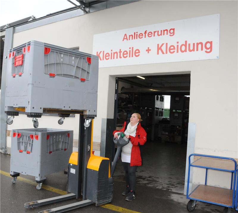 FSJlerin bedient Gabelhubwagen