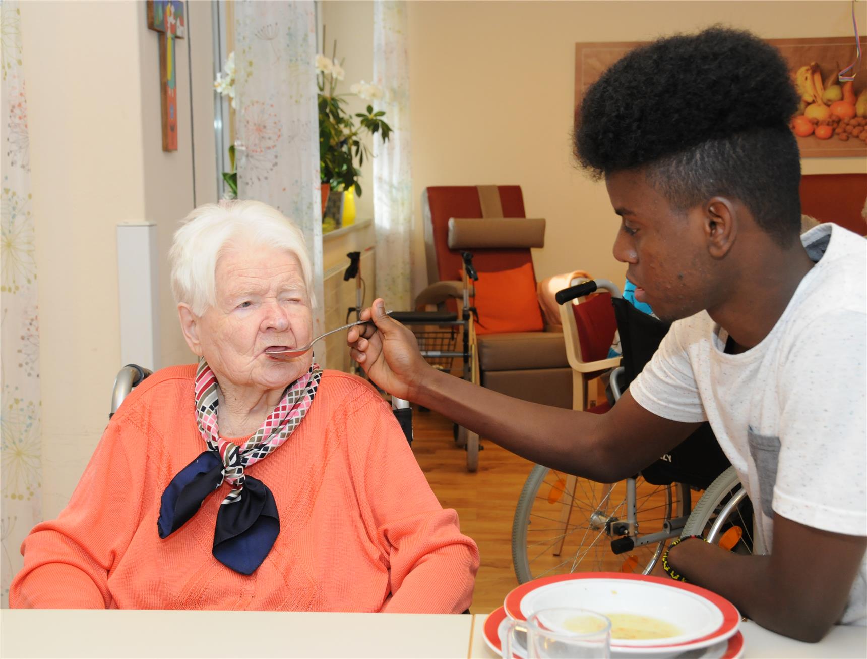 junger Asylbewerber und Bewohnerin