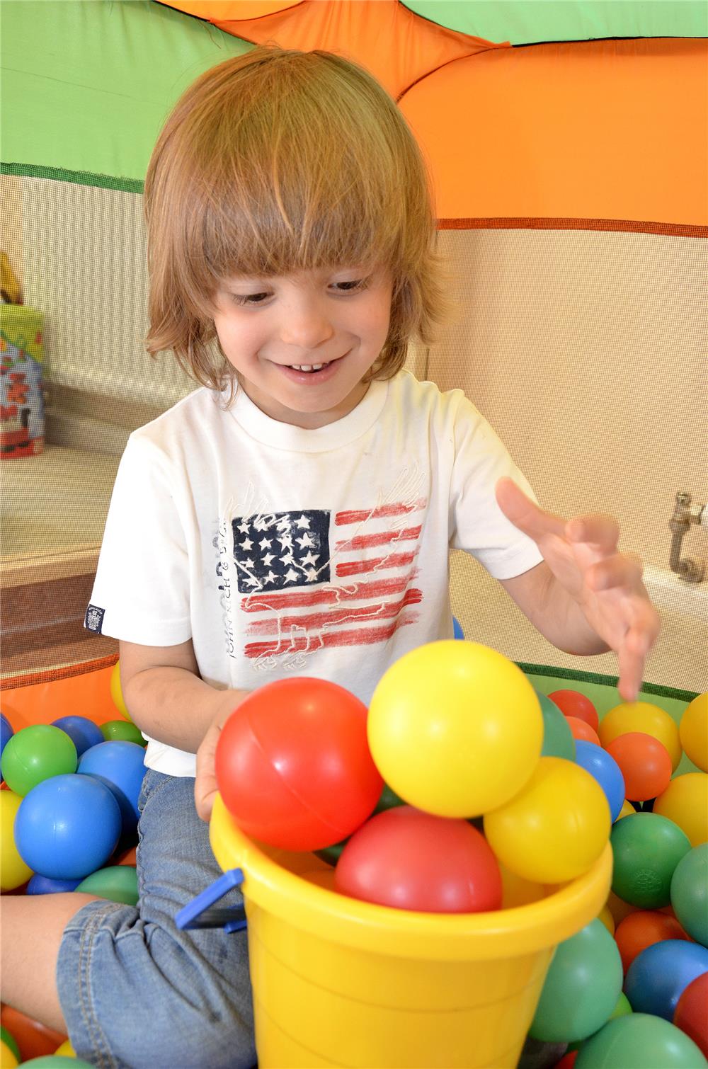 Kind im Bällebad
