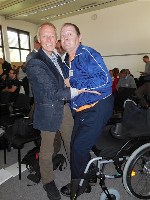 Mann mit Behinderung und Kinaesthetics-Trainer bei Übung