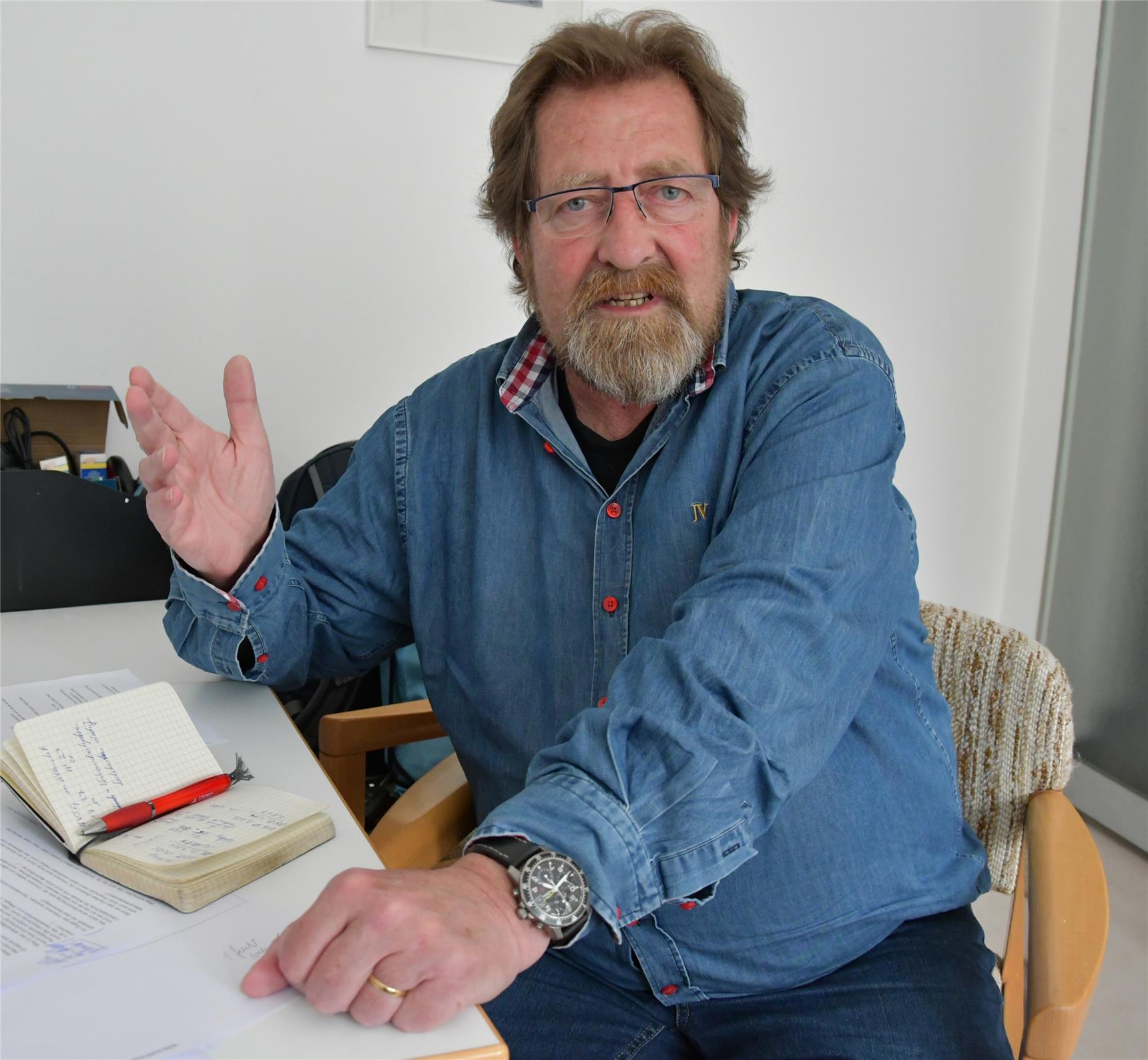 Markus Pflüger gestikulierend